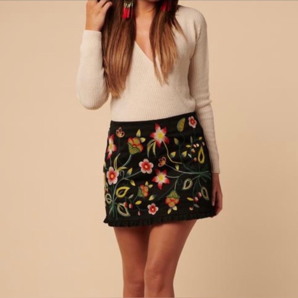 KORI America Floral Embroidered Mini Skirt - M